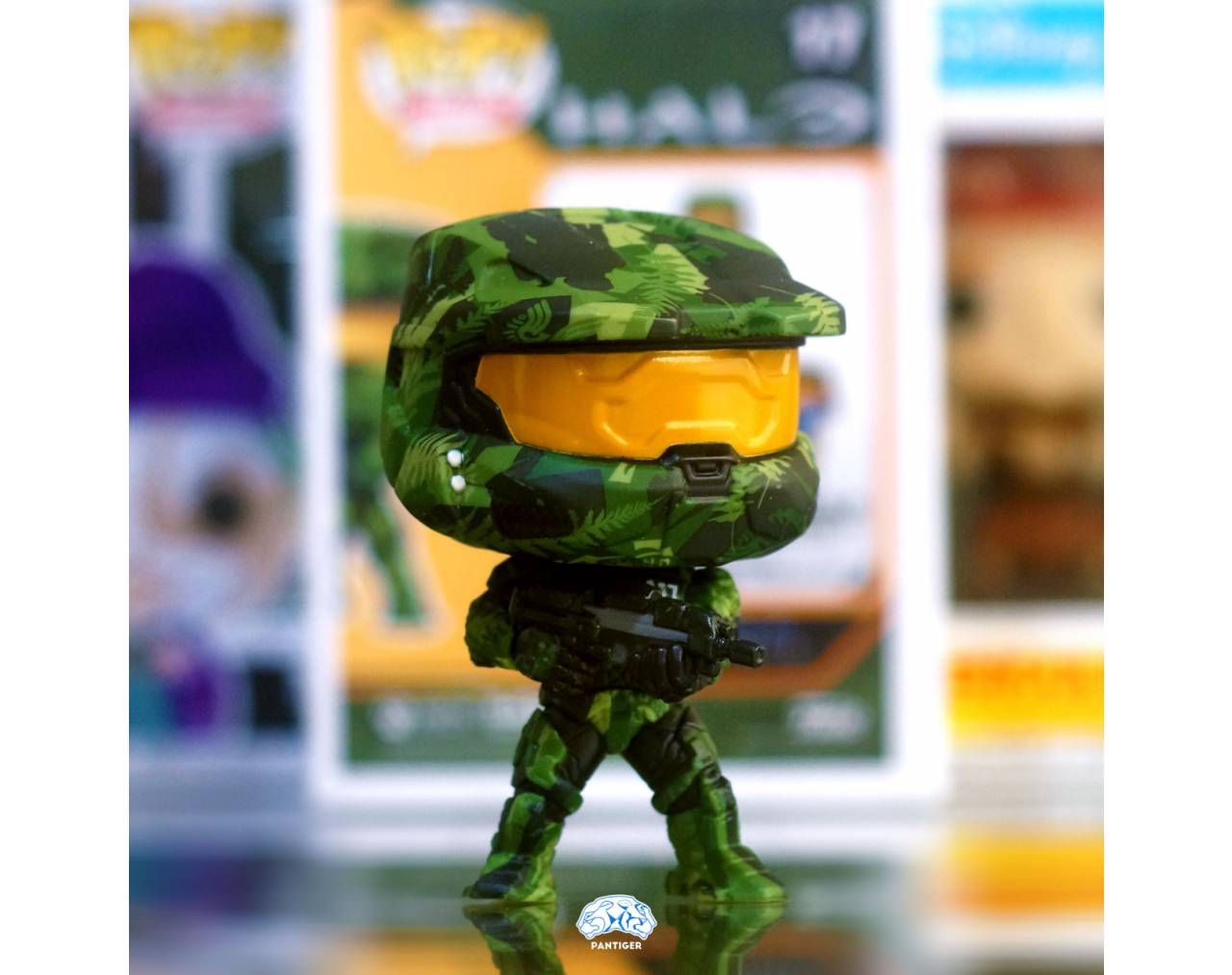 Master Chief with MA40 Assault Rifle in Hydro Deco Pop! Vinyl