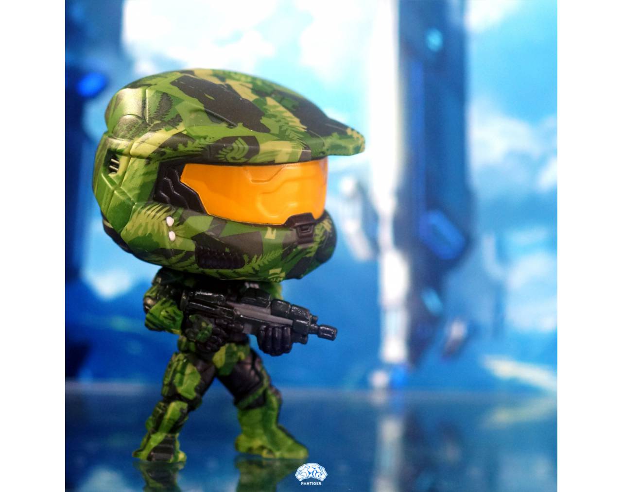 Master Chief with MA40 Assault Rifle in Hydro Deco Pop! Vinyl